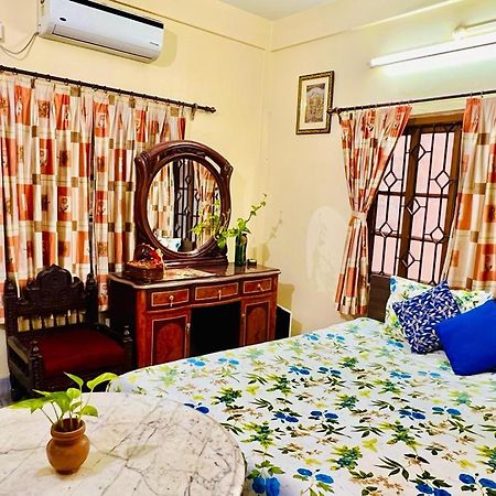 Spacious Apt With Antique Furniture ,Ac & Kitchen Kalkutta Exterior foto